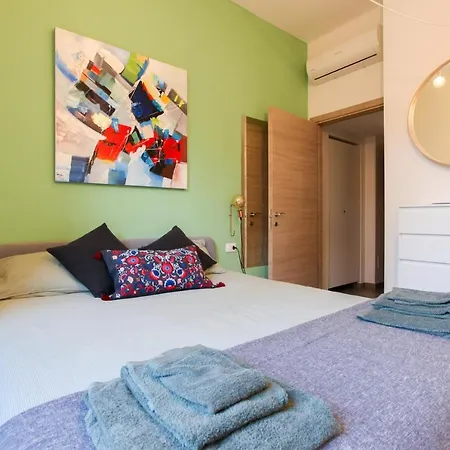 Modern Close To Shopping District Apartment *