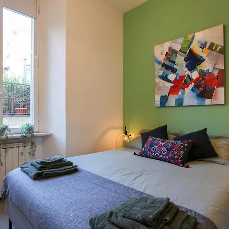 Modern Close To Shopping District Apartment