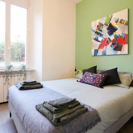 Modern Close To Shopping District Apartment