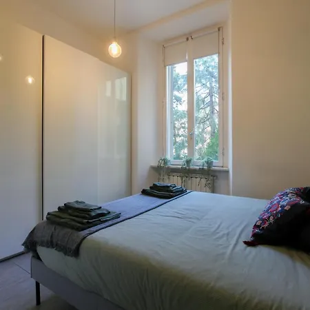 Modern Close To Shopping District 아파트